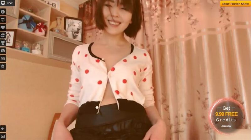 A cute oriental babe flashes a smile on LiveJasmin.com
